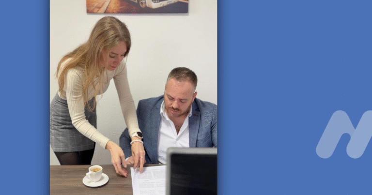 Office manažérka Mobility & Innovation Production konzultuje dokumenty s výkonným riaditeľom