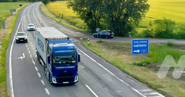 Homologizovaný vodíkový ťahač Mobility & Innovation Production na testovaní v reálnej premávke