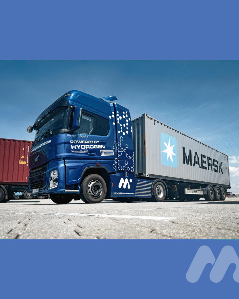 Modrý vodíkový ťahač od Mobility & Innovation Production s kontajnerom Maersk, pripravený na cestu z logistického centra METRANS.