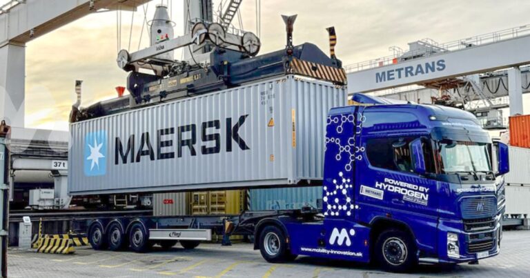 Vodíkový ťahač Mobility & Innovation Production počas nakládky kontajnera Maersk v spolupráci s METRANS