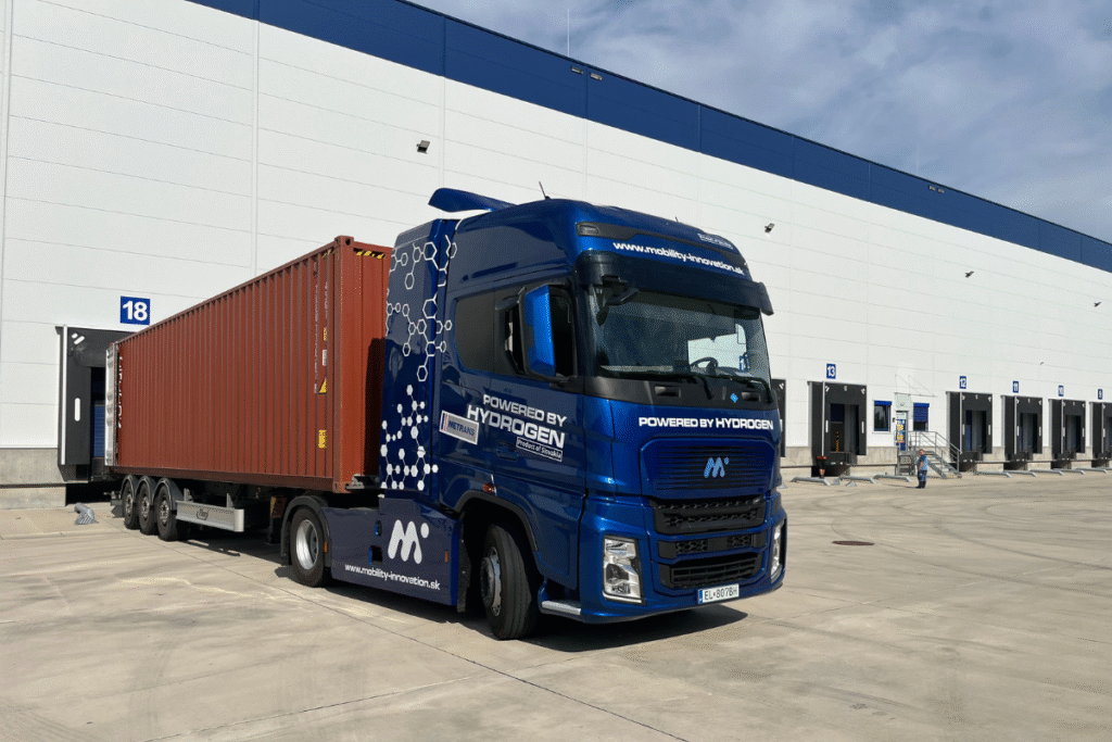 MIP hydrogen tractor loading a container during a pilot project with METRANS at the logistics centre