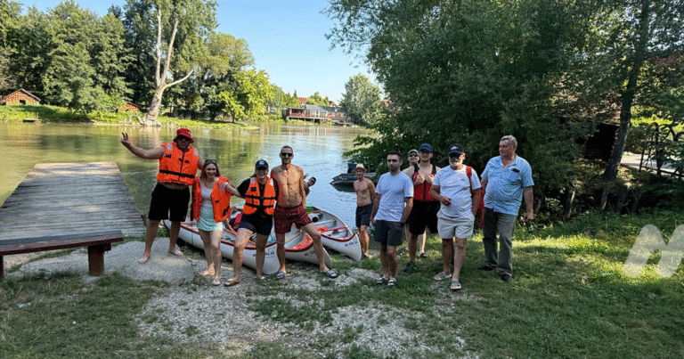 Členovia tímu Mobility & Innovation Production počas teambuildingu na Malom Dunaji – spolupráca, ktorá stojí za inováciami.